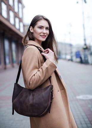 Кожаная женская сумка круассан темно-коричневая