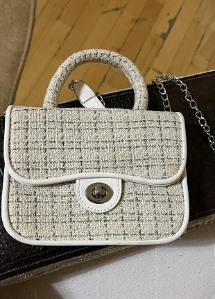 Маленька біла сумочка