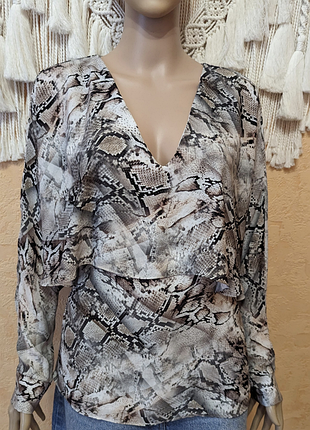 Блузка змеиный принт с воланом