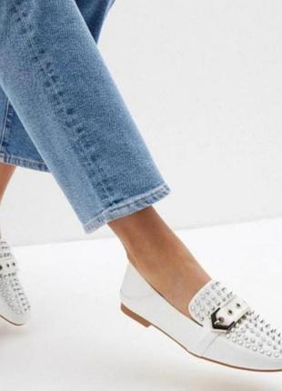 Белые женские лоферы