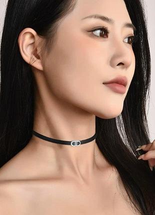 Изысканный черный чокер с элегантной металлической деталью