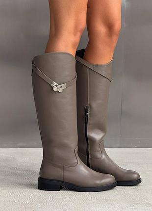 Коричневые женские сапоги из натуральной кожи на демисезон