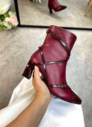 Бордові ботильони з ремінцями на зручному каблуку колір на вибір