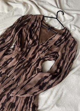 Сукня з трендовим принтом в розмірі м