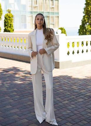 Костюм в кремовому кольорі