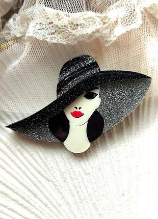 Элегантная брошь из акрила "леди в шляпе"