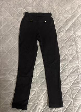 Брюки штани чорні на дівчинку утеплені р 128