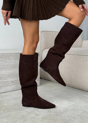 Трендовые шоколадные замшевые сапоги без застежки с острым носиком