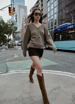 Чоботи із замшевого спилка на підборах зі строчками