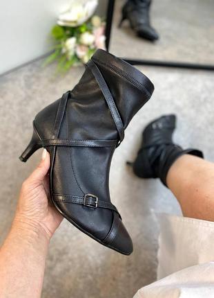 Чорні стрейчеві ботильони на невисокій шпильці колір на вибір