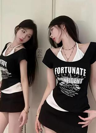 Черно-белая футболка с графическим принтом