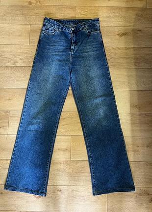 Джинси жіночі синього кольору, прямого крою.