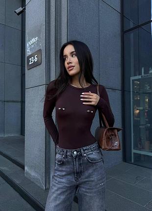 Жіноче шоколадне базове боді з пірсингом