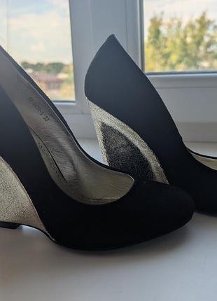 Туфлі чорні на скалі золотой акція розпродаж якісний штучний замш