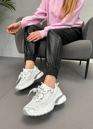 Кроссовки женские белого цвета на массивной подошве
