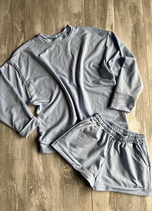 Костюм ніжно блакитний колір