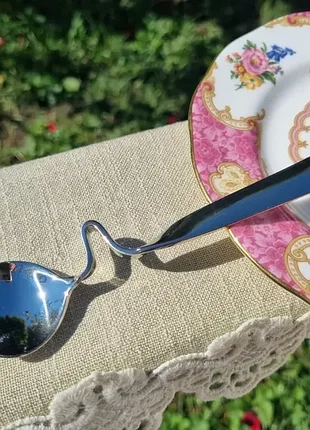 Увлекательная ложка для подачи меда.