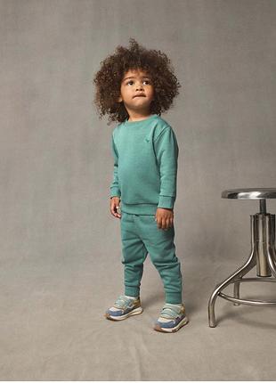 Спортивний дитячий костюм, не скочується і не змінює колір після прання, 80% бавовна, 20% перероблений поліестер, на флісі, манжети не тиснуть,