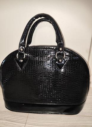 Черная лаковая сумка