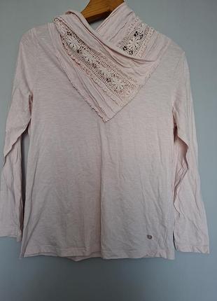 Нежно розовый лонгслив с интересным воротником