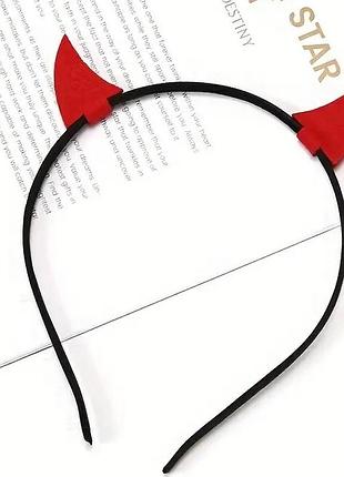 Элегантный обруч с красными рожками.