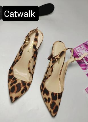 Босоножки женские в леопардовый принт на каблуке с острым носком от бренда catwalk 36