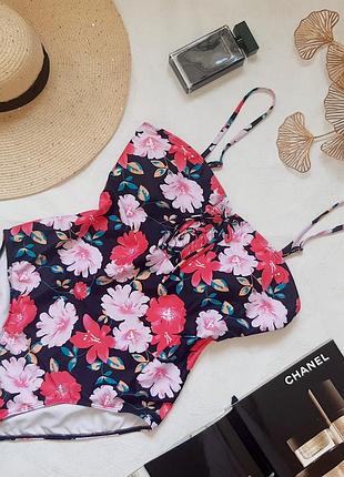 Эффектный слитный купальник английского бренда shein с цветочным принтом и шнуровкой на груди.