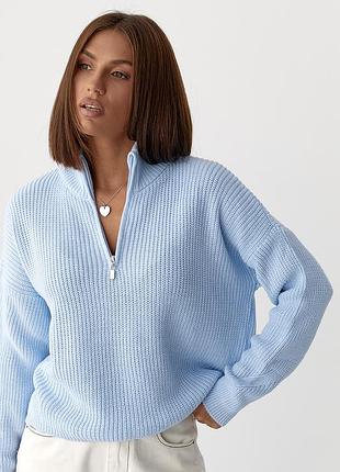 В'язаний светр із блискавкою на горловині