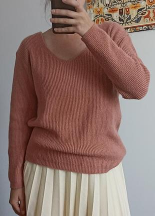 Свитер с вырезом