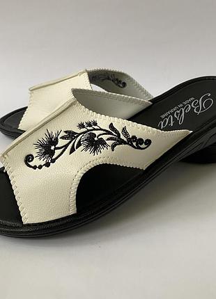 Нові жіночі шльопанці капці тапки белста 37 розмір новые женские шлепанцы с вышивкой белые чёрные белстп 37 размер женские