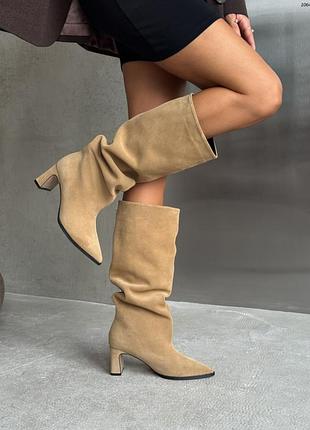 Трендові замшеві чоботи на підборах