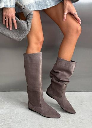 Коричневі натуральні замшеві демісезонні демі осінні гостроносі чоботи труби з гострим носом на пласкій підошві замша осінь какао