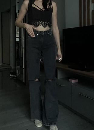 Чорні джинси з розрізами