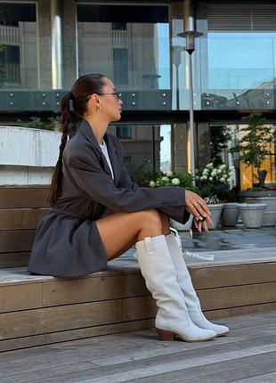 Трендовые кожаные высокие казаки в молочном цвете