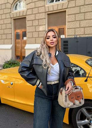 Осіння куртка.  горловиною, низ куртки і манжети виконані рибаною. еко шкіра тканини. колір: чорний, сірий, мокко. розміри 50-52, 54-56, 58-60.