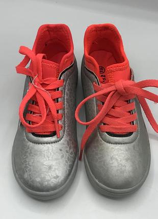 Кросівки дитячі в розмірі 28  є незначні дефекти