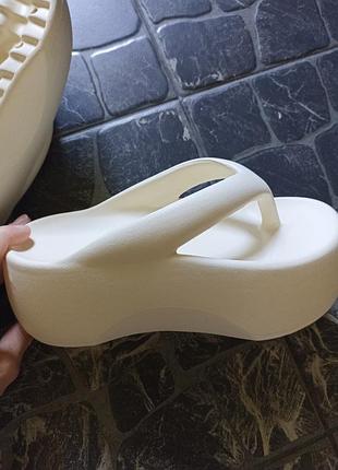 Шлепки,сланцы,тапочки,вьетнамки на платформе.