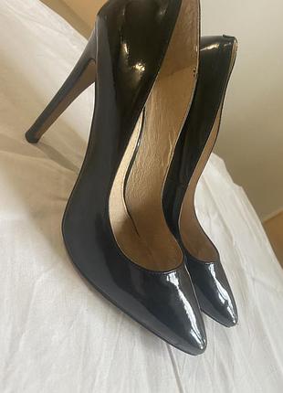 Лакові шкіряні туфлі