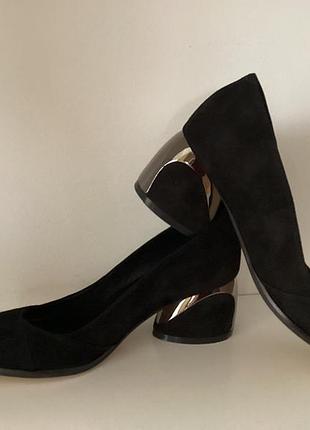 Туфлі з чорної замші