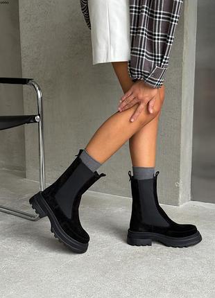 Трендовые замшевые ботинки челси