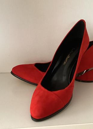 Чевоні туфлі для елегантної пані