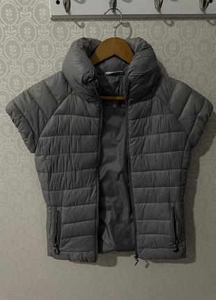 Стильна стьобана жилетка з коротким рукавом