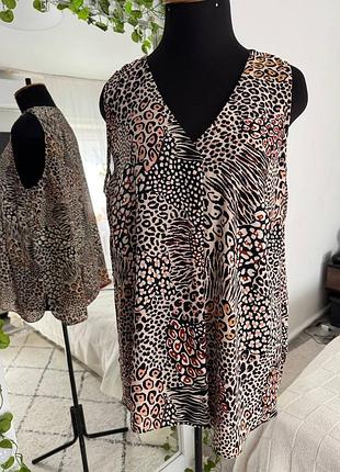 Легкая летняя майка, кроя трапеция, в идеальном состоянии, по бокам есть разрезы