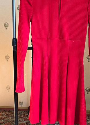 Червона сукня в рубчик