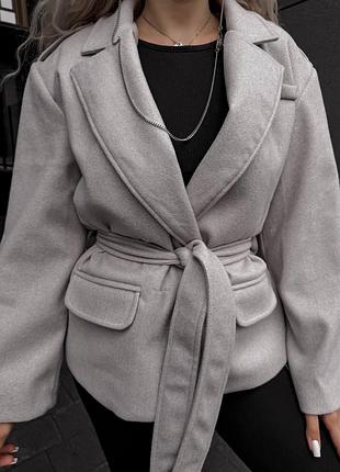 Жіноче вкорочене двобортне пальто з поясом світло-сірого кольору