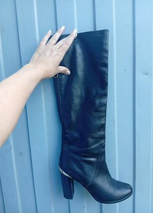 Сапоги чулки,на каблуке, высота которых 8 см, ширина -4 см. мягкая кожа. удобные и комфортные.