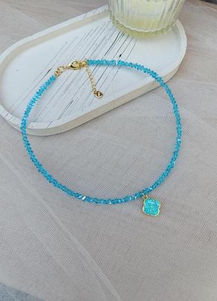 Голубой чокер с подвеской клевера