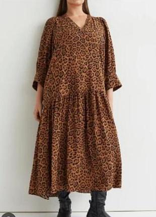 Стильна довга леопардова сукня з рюшею