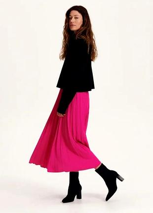 Юбка миди широкого плиссе цвета фуксия от бренда casuals из крупнобритании.
