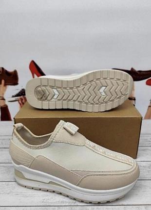 Кросівки жіночі